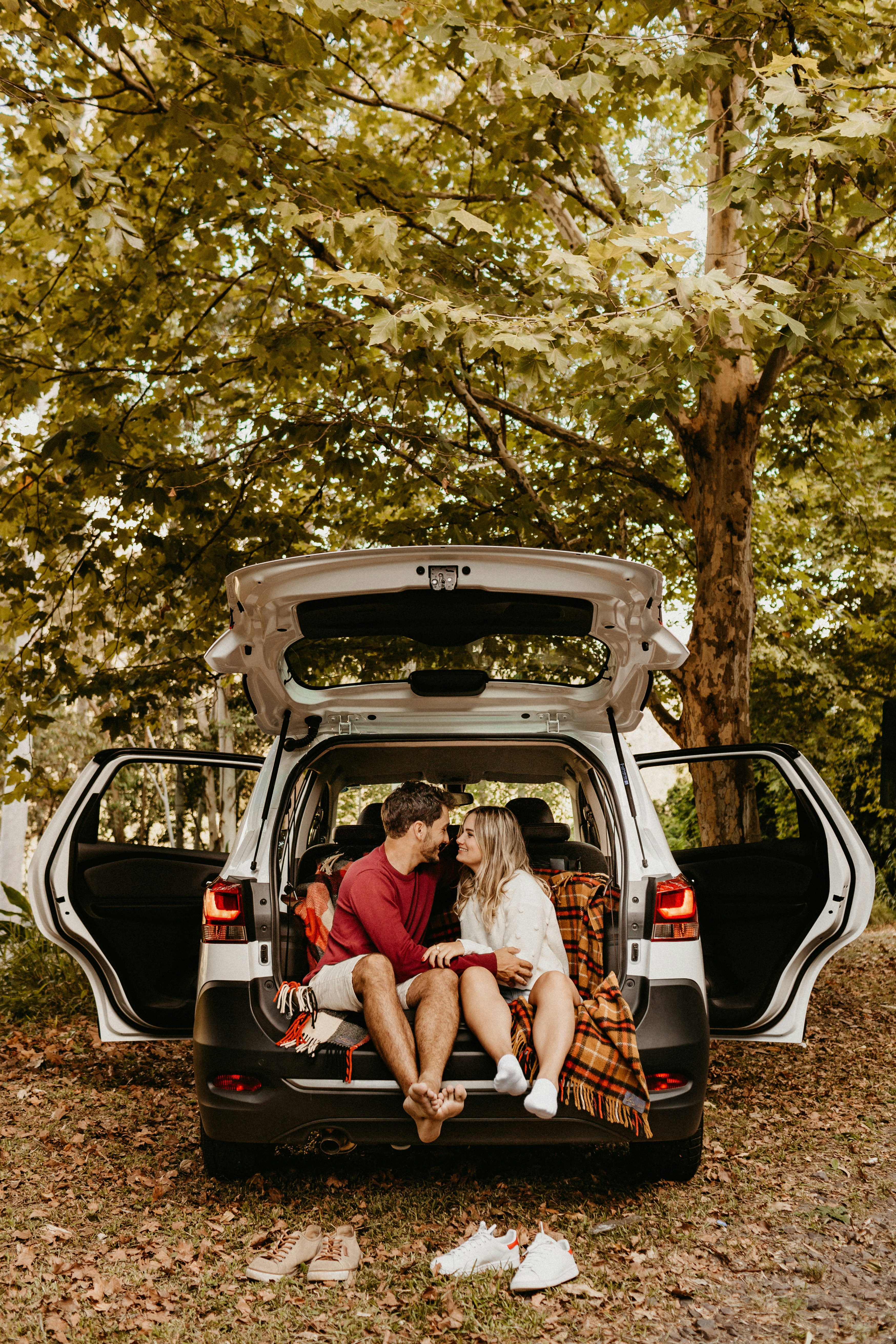 Famiglia felice in auto per le vacanze - rappresenta la nostra missione di aiutare le famiglie a trovare l'auto perfetta per i loro viaggi
