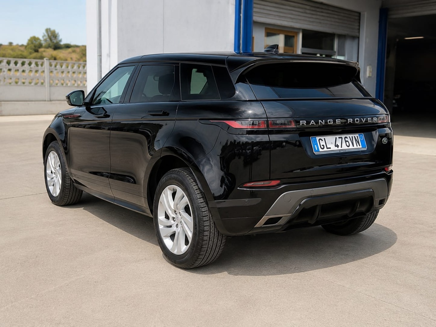 Immagine 2 - Land Rover Range Rover Evoque 2.0d MHEV R-Dynamic awd 163cv **PRONTA CONSEGNA**
